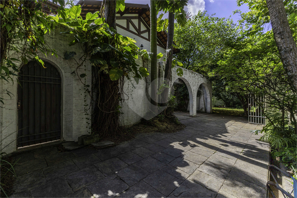 Casa com dois lotes no Alto de Pinheiros