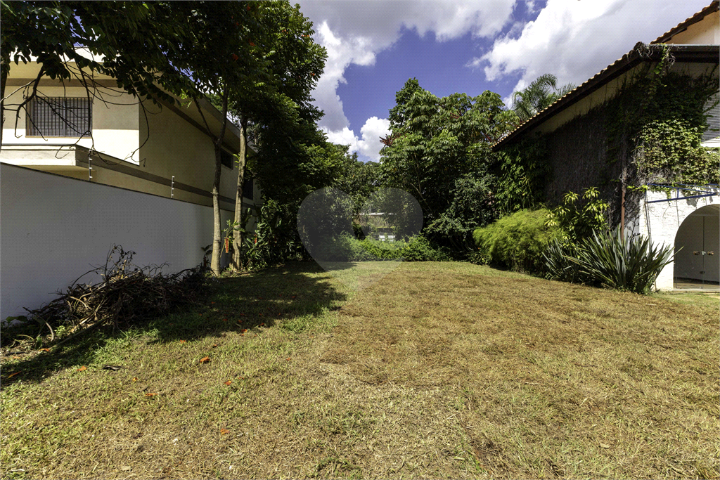Casa com dois lotes no Alto de Pinheiros
