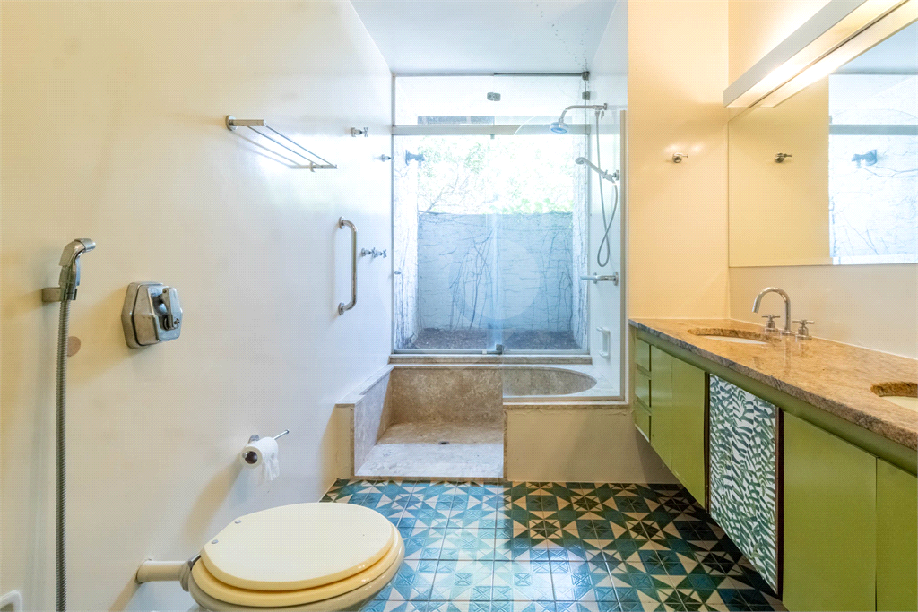 Casa com dois lotes no Alto de Pinheiros