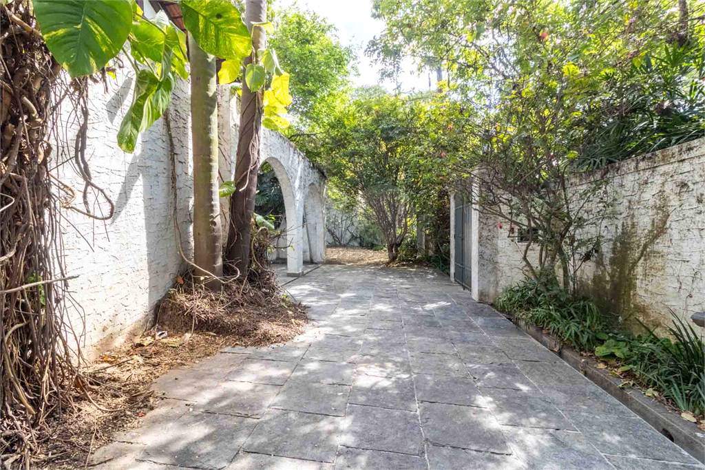 Casa com dois lotes no Alto de Pinheiros