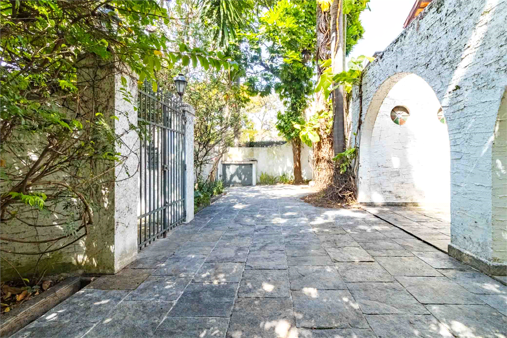 Casa com dois lotes no Alto de Pinheiros
