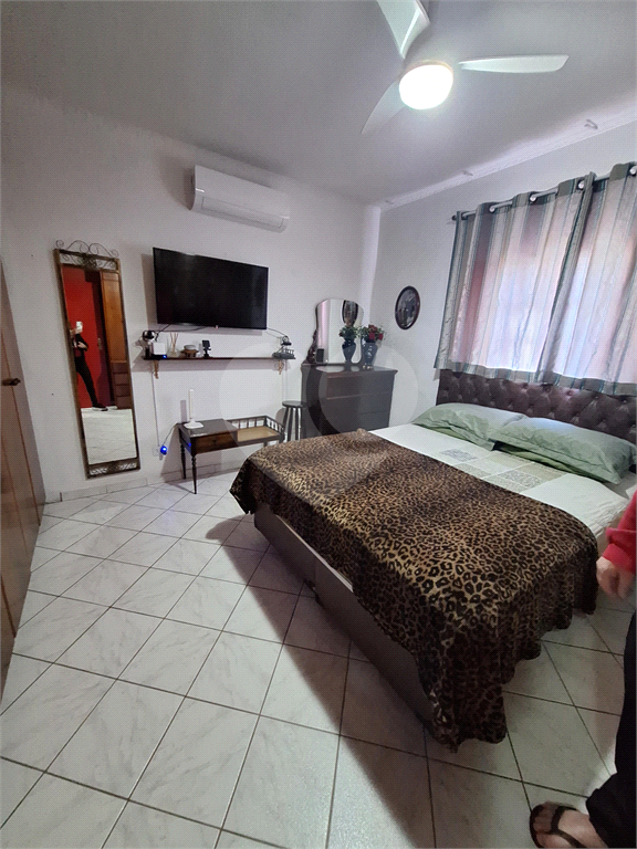 Sobrado gigante no Bairro do Bortolandia seu novo lar atende sua família com 03 dormitórios.