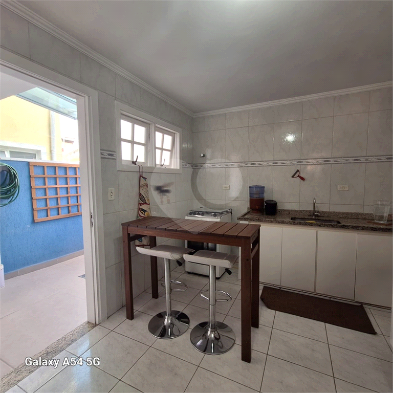 Casa de Condomínio.3 quartos,1 suite,2 vagas, deposito muito grande.