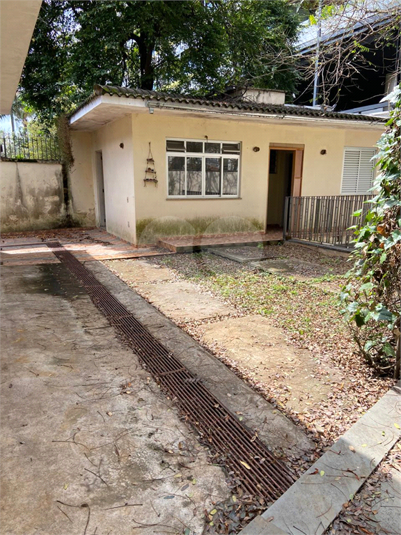 CASA TÉRREA NO ALTO DE PINHEIROS COM TERRENO DE 650 M²