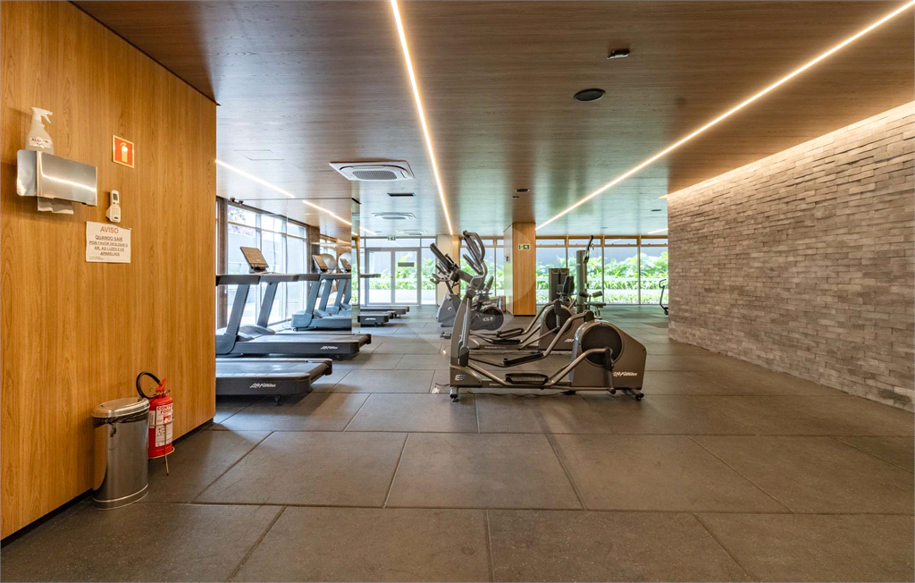 Apartamento com varanda integrada e vista para o Parque Villa-Lobos