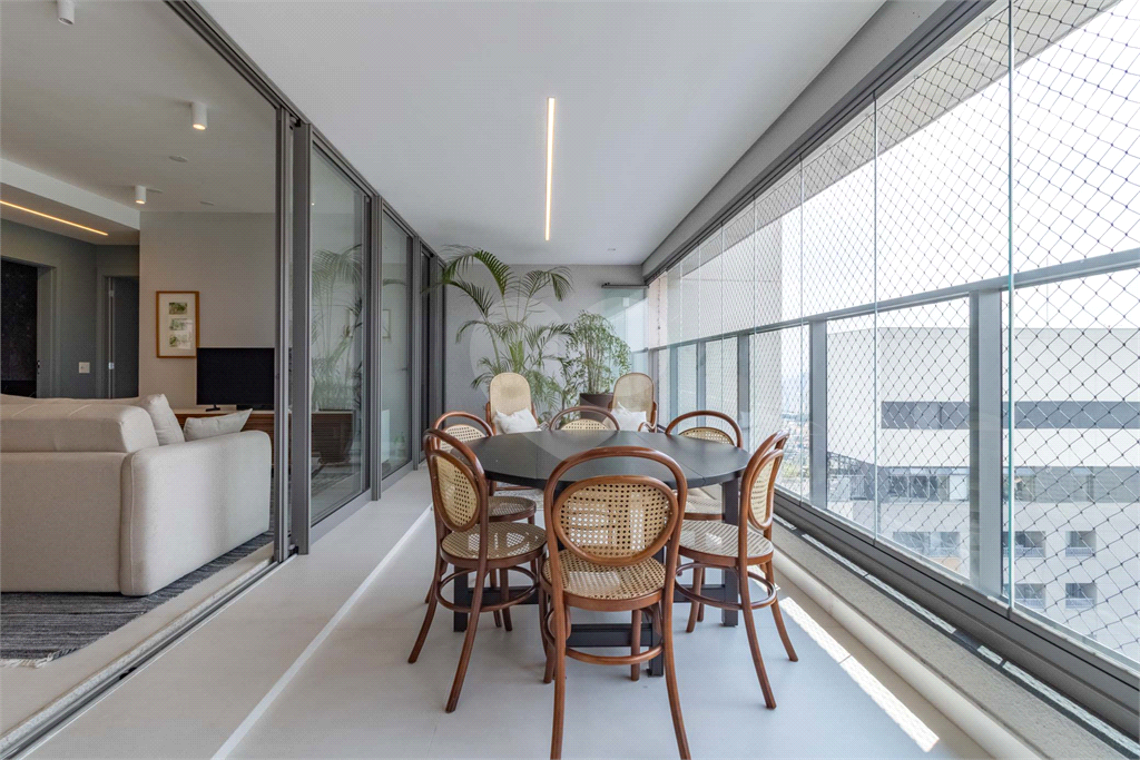 Apartamento com varanda integrada e vista para o Parque Villa-Lobos