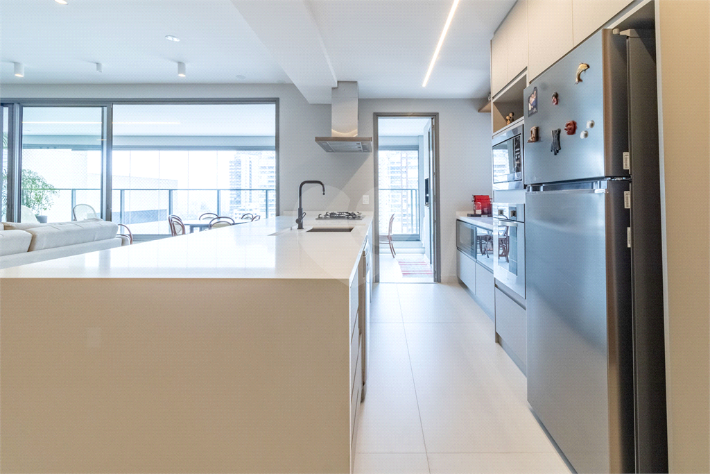 Apartamento com varanda integrada e vista para o Parque Villa-Lobos