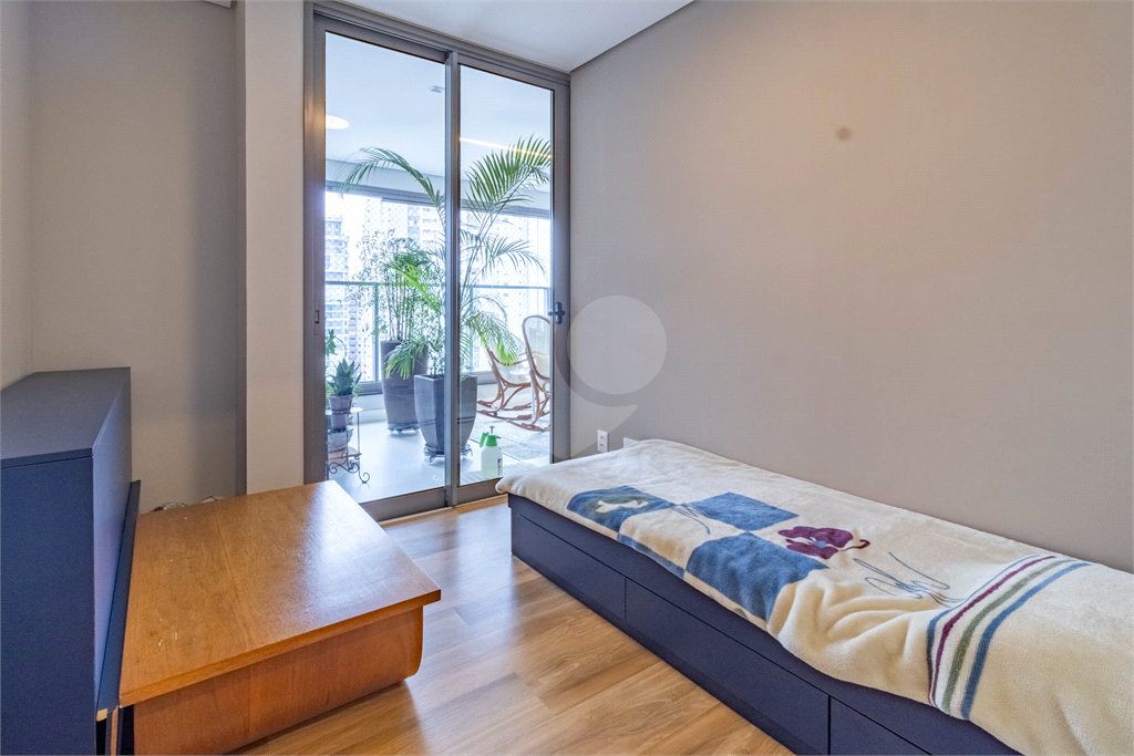 Apartamento com varanda integrada e vista para o Parque Villa-Lobos