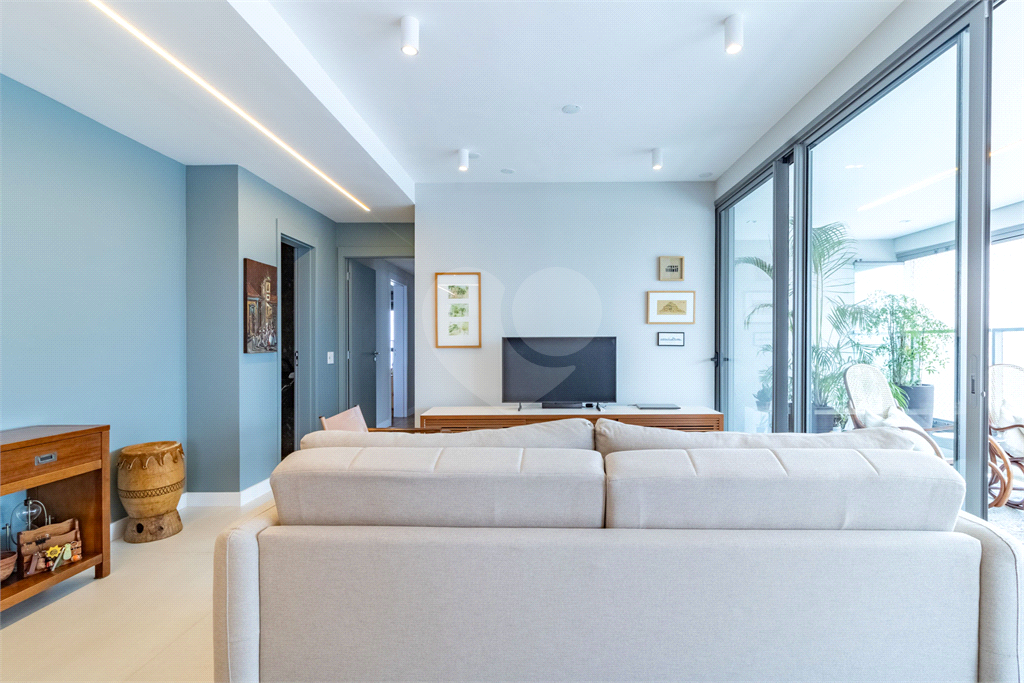 Apartamento com varanda integrada e vista para o Parque Villa-Lobos