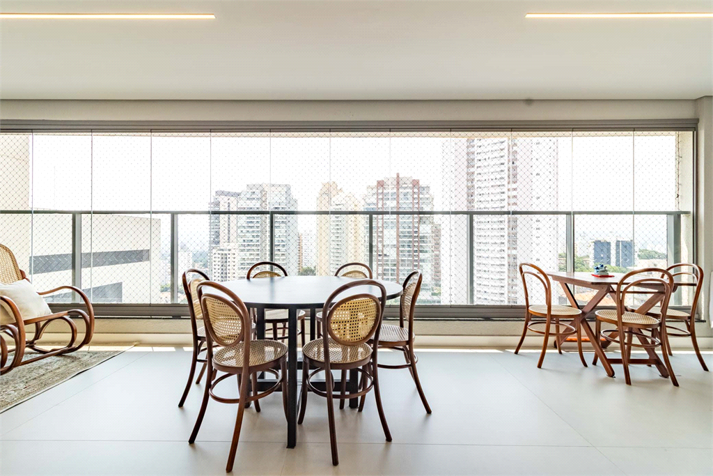 Apartamento com varanda integrada e vista para o Parque Villa-Lobos