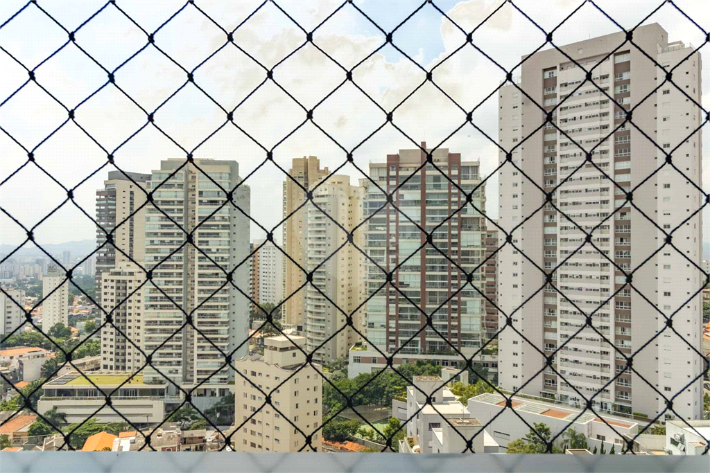 Apartamento com varanda integrada e vista para o Parque Villa-Lobos