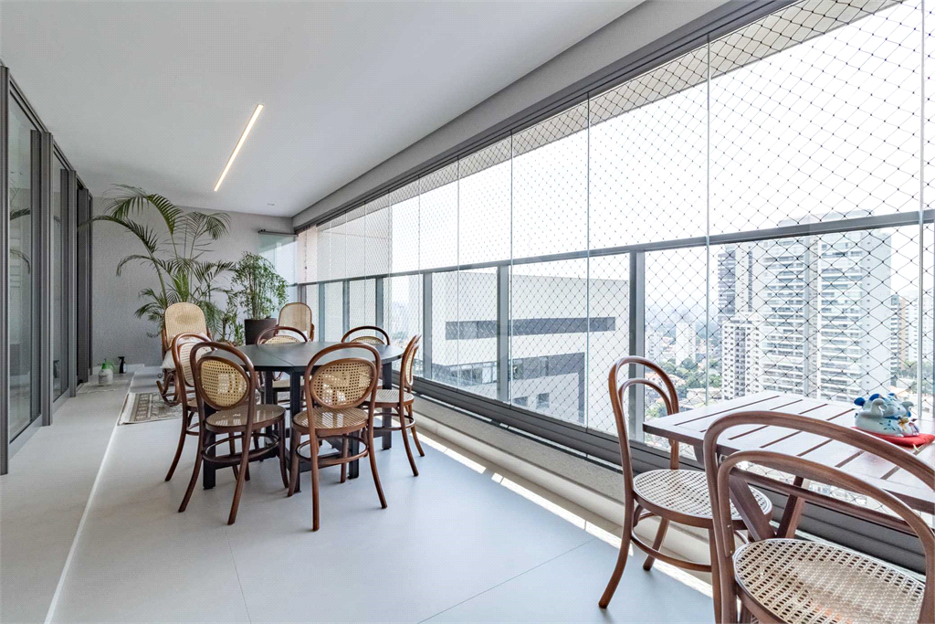 Apartamento com varanda integrada e vista para o Parque Villa-Lobos