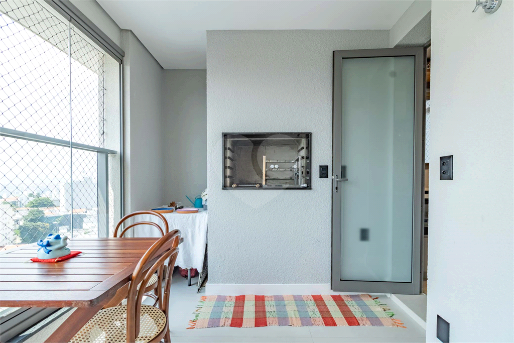 Apartamento com varanda integrada e vista para o Parque Villa-Lobos