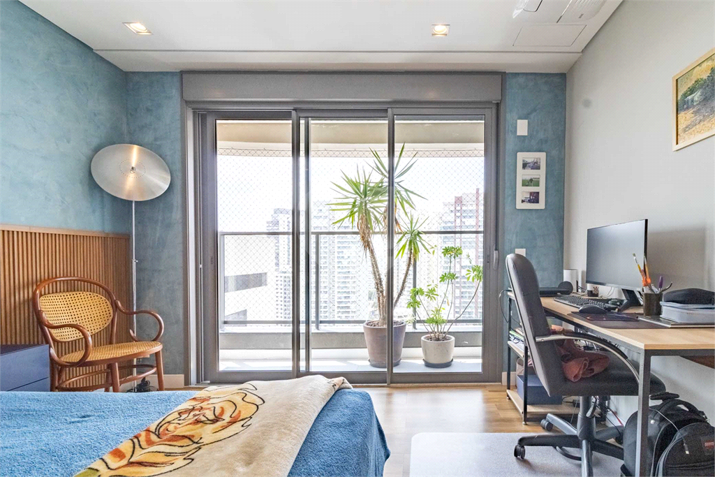 Apartamento com varanda integrada e vista para o Parque Villa-Lobos