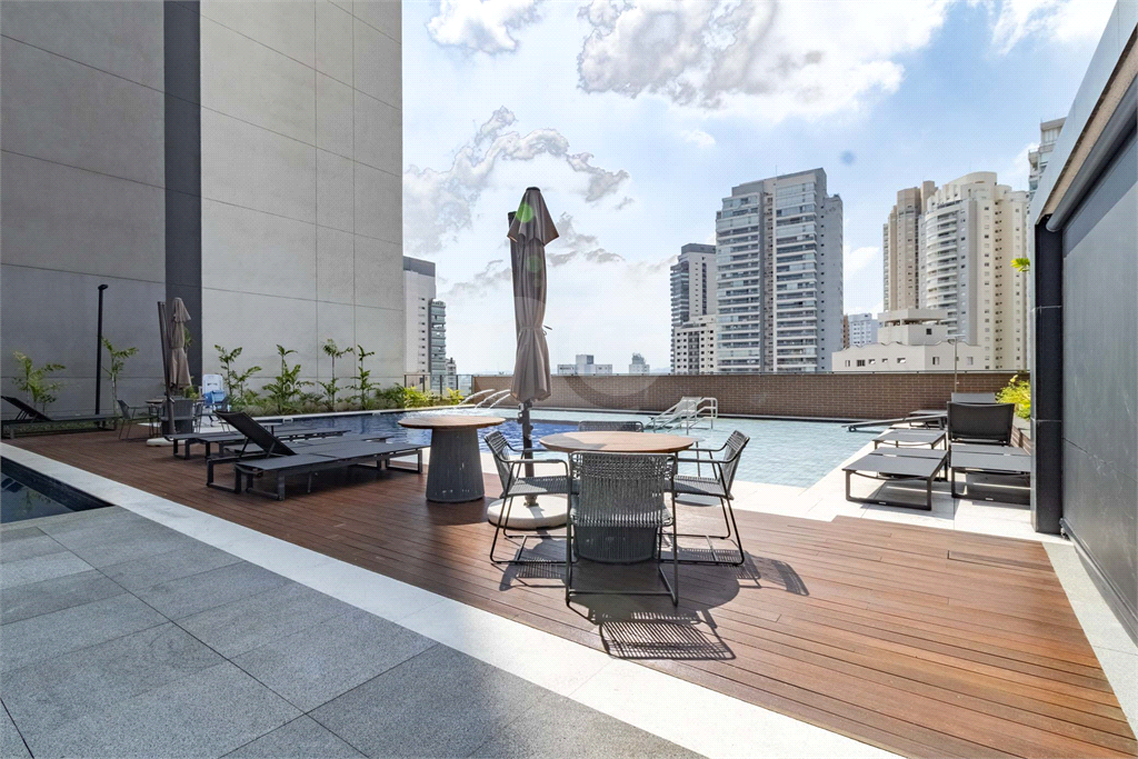 Apartamento com varanda integrada e vista para o Parque Villa-Lobos