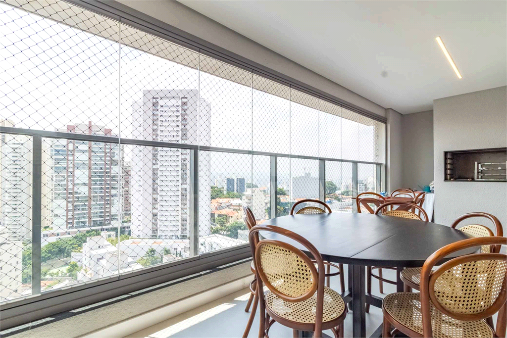 Apartamento com varanda integrada e vista para o Parque Villa-Lobos