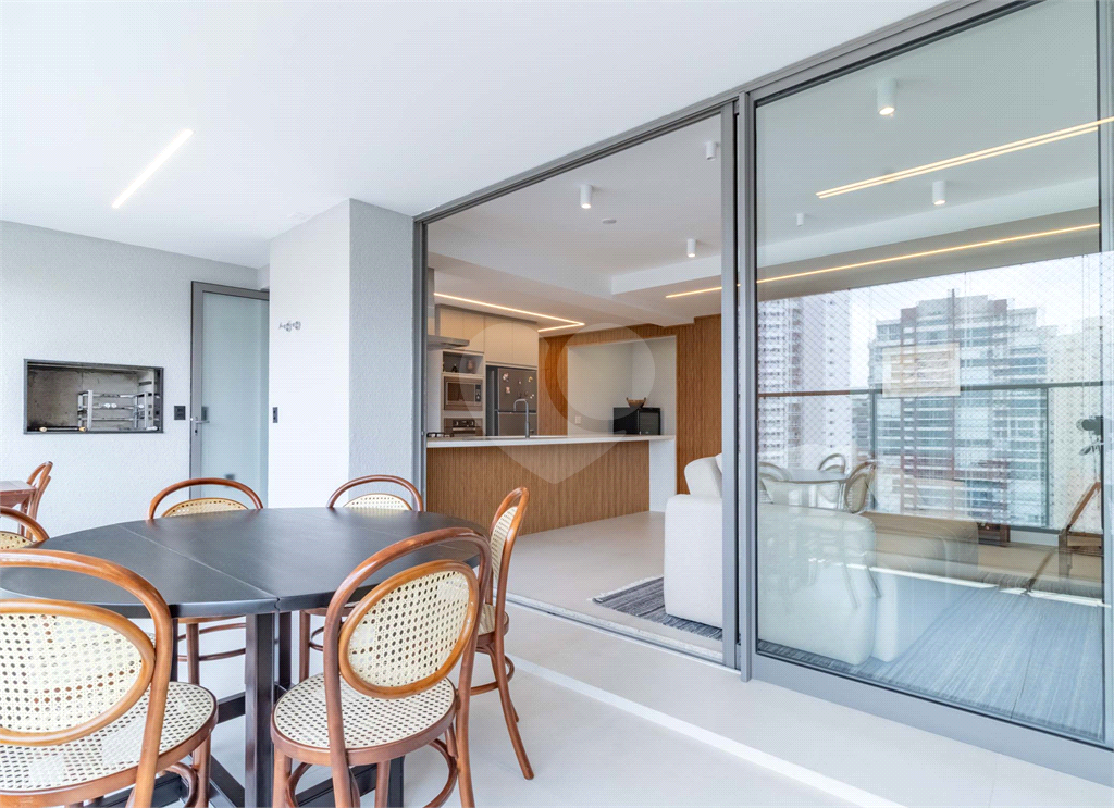 Apartamento com varanda integrada e vista para o Parque Villa-Lobos