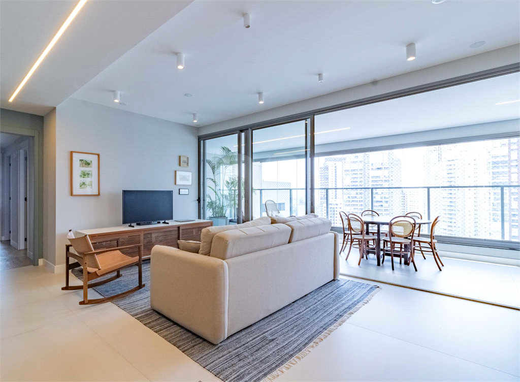 Apartamento com varanda integrada e vista para o Parque Villa-Lobos