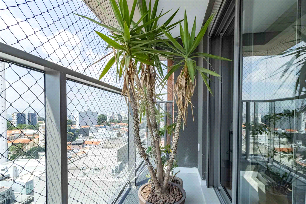 Apartamento com varanda integrada e vista para o Parque Villa-Lobos