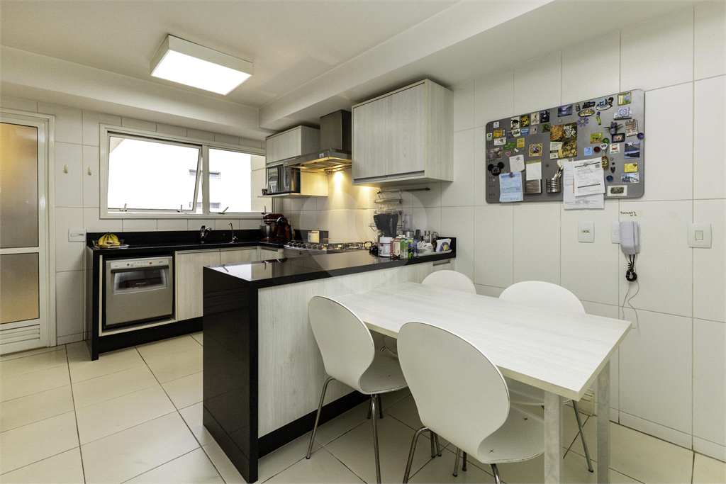 Apartamento - Perdizes - 3 Dormitórios - 180 m²