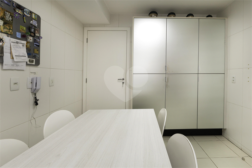 Apartamento - Perdizes - 3 Dormitórios - 180 m²