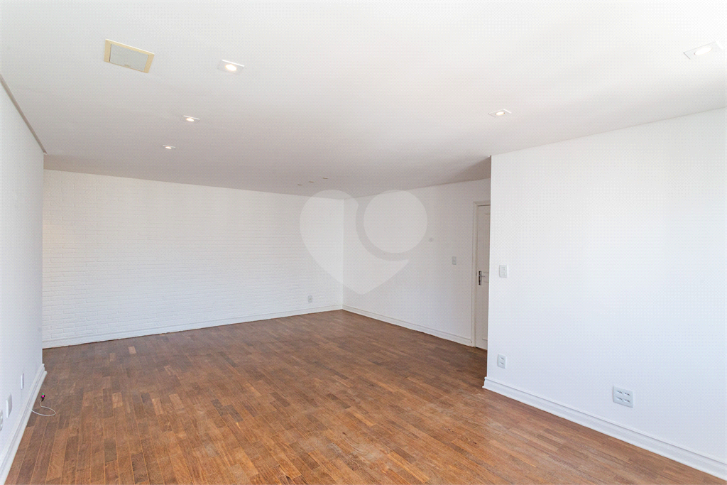 Apartamento Reformado com 2 Dormitórios à Venda no Jardim Paulistano – 96 m²