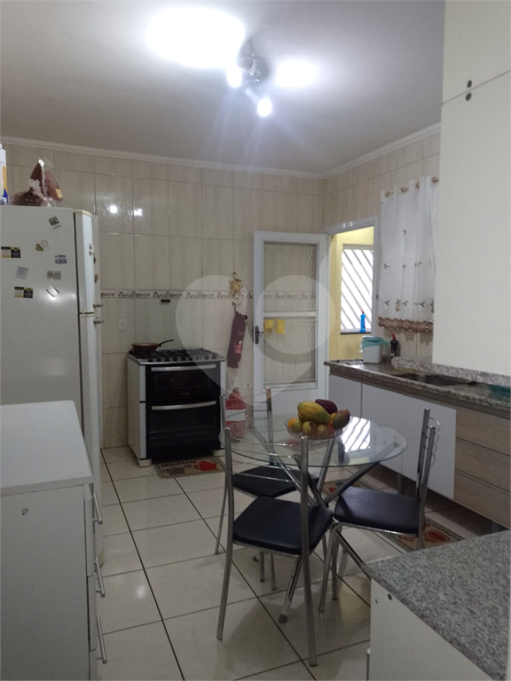 Sobrado para venda em GUARULHOS com 4 quartos, sendo 1 suíte, 3 banheiros e 2 vagas de garagem, área gourmet.