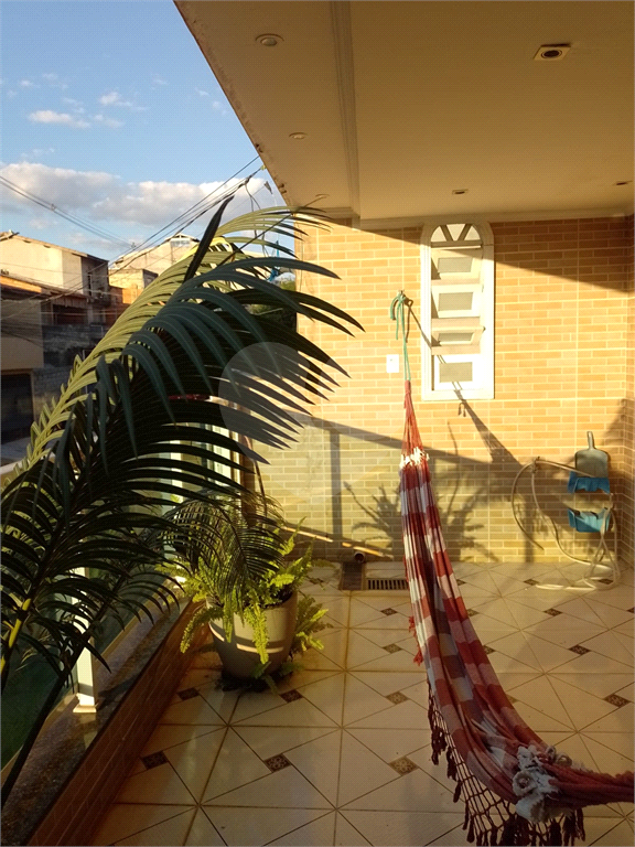 Sobrado para venda em GUARULHOS com 4 quartos, sendo 1 suíte, 3 banheiros e 2 vagas de garagem, área gourmet.