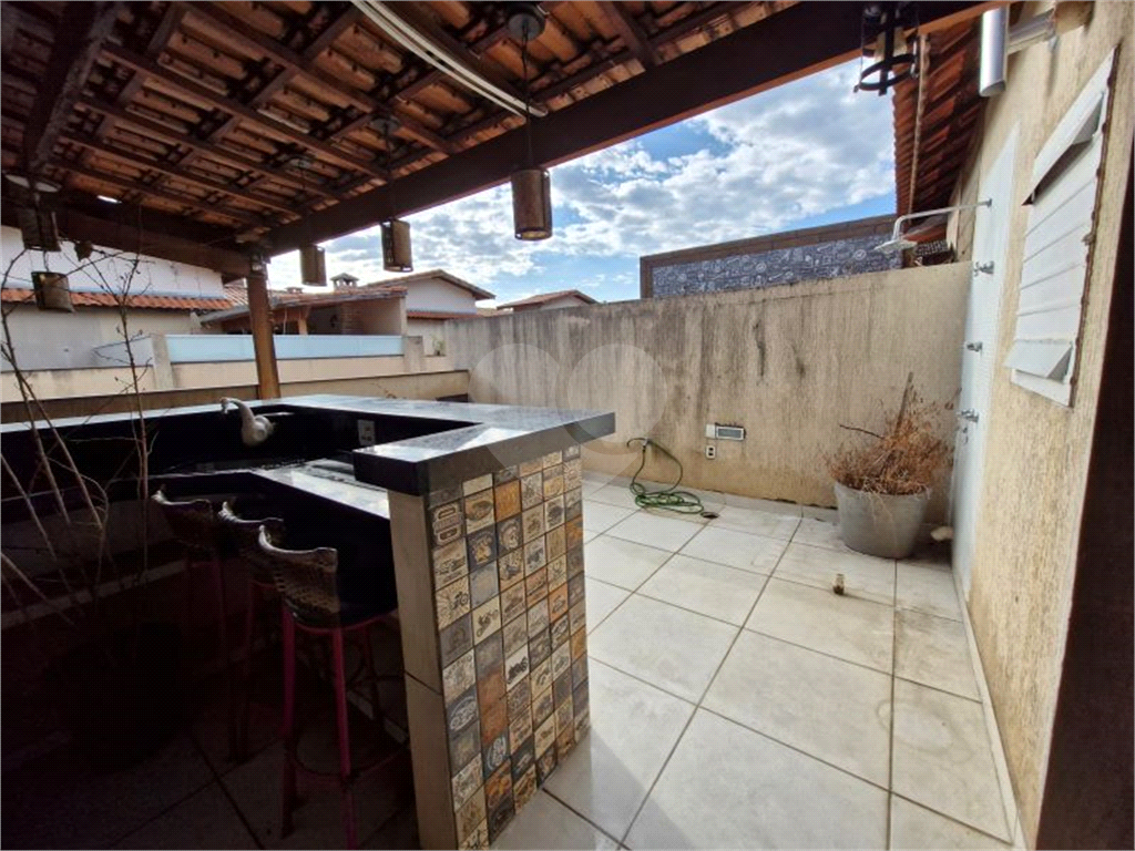 Vende-se: Casa em Condomínio Fechado no Barro Branco – 229m²
