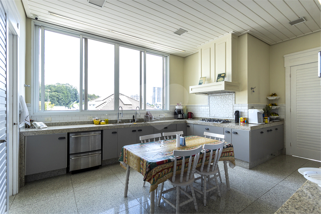 CASA DE CONDOMÍNIO À VENDA EM ALPHAVILLE - ALTO PADRÃO 