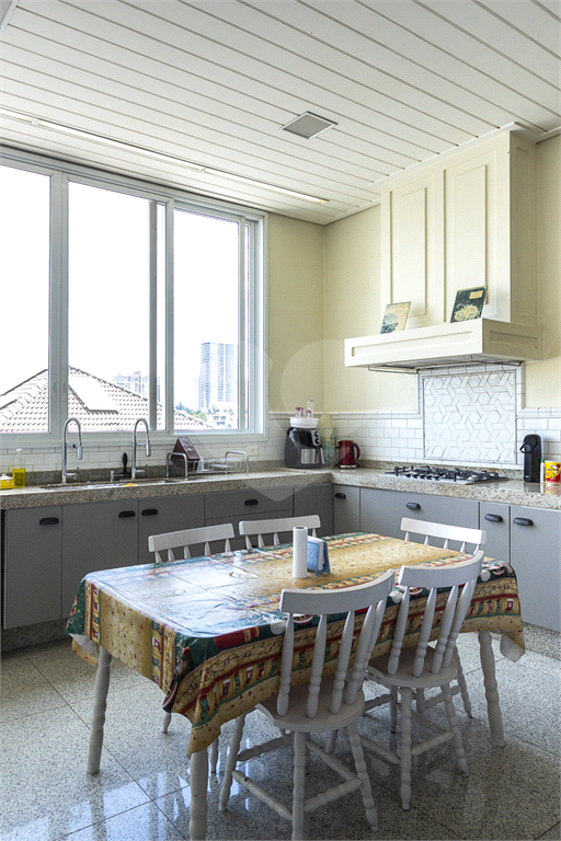 CASA DE CONDOMÍNIO À VENDA EM ALPHAVILLE - ALTO PADRÃO 