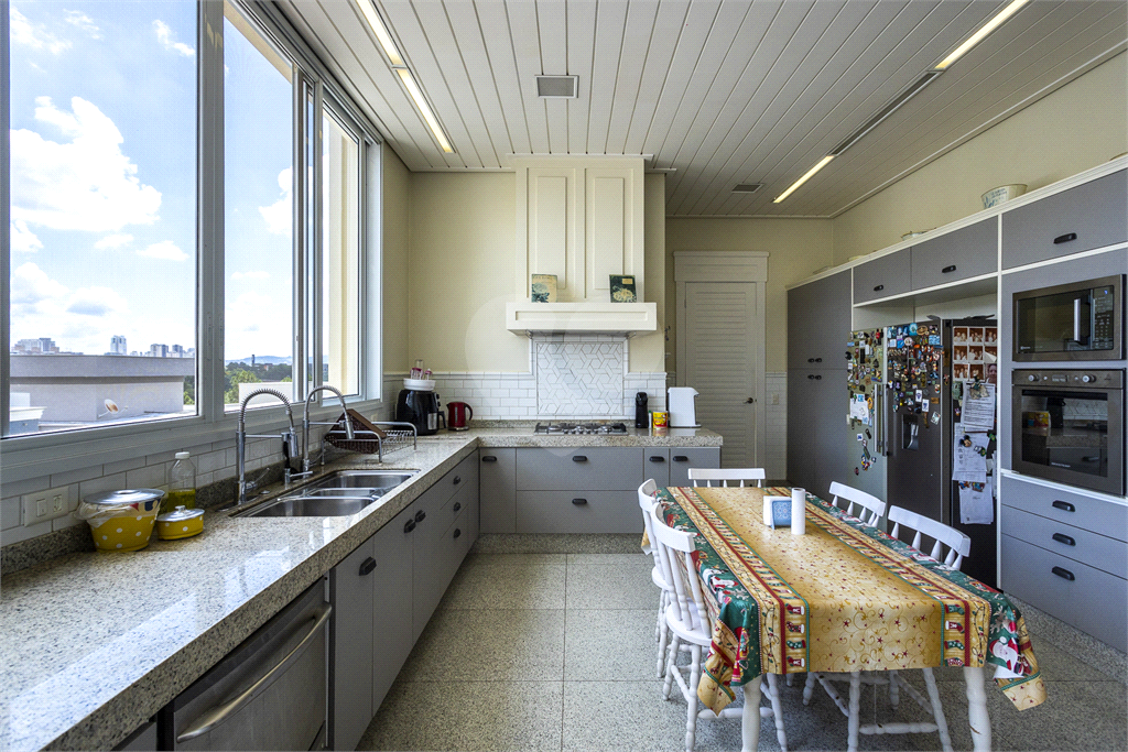 CASA DE CONDOMÍNIO À VENDA EM ALPHAVILLE - ALTO PADRÃO 