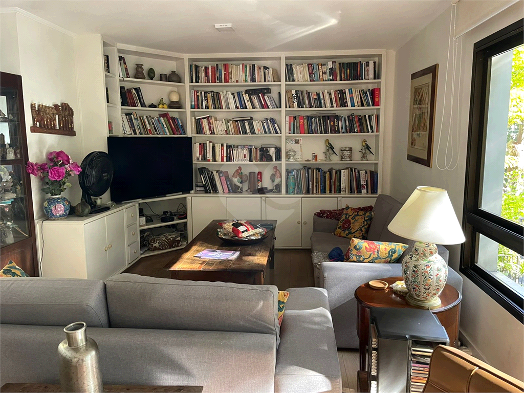 Apartamento duplex, 280 m2,  5 dormitórios , 2 suites, 4 vagas de garagem com depósito, em rua privativa em Higienópolis !!!