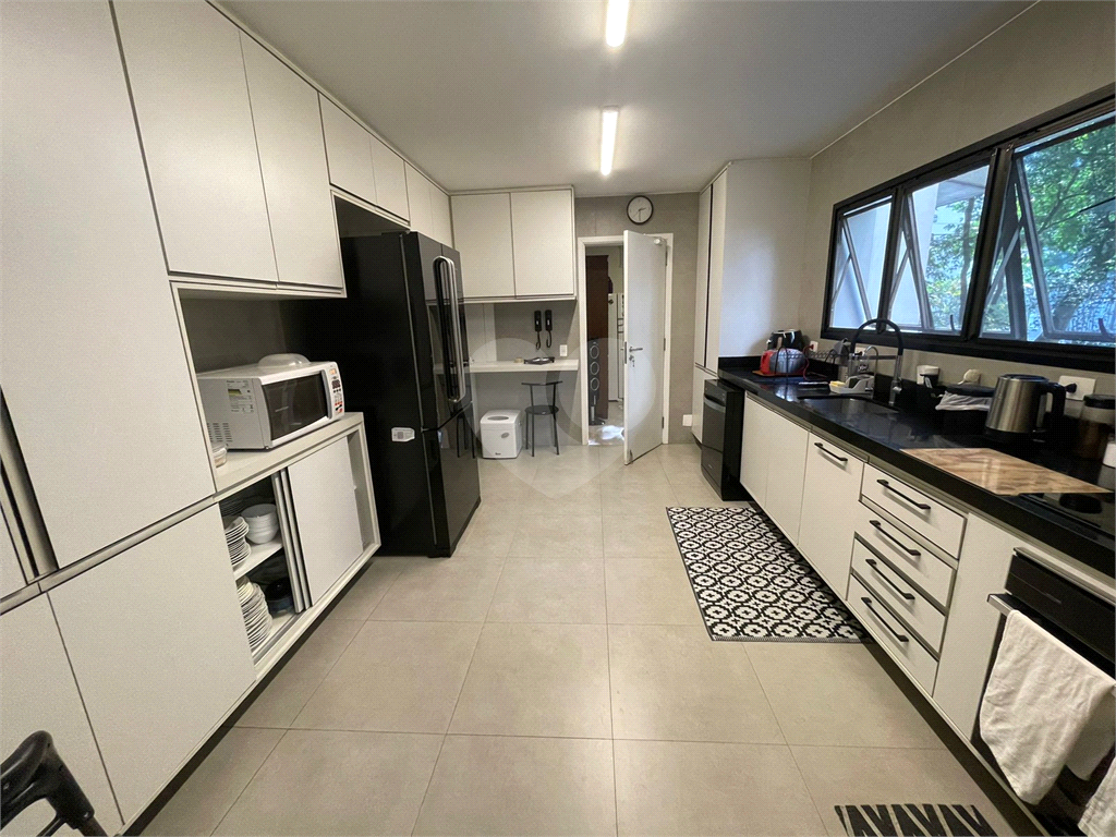 Apartamento duplex, 280 m2,  5 dormitórios , 2 suites, 4 vagas de garagem com depósito, em rua privativa em Higienópolis !!!