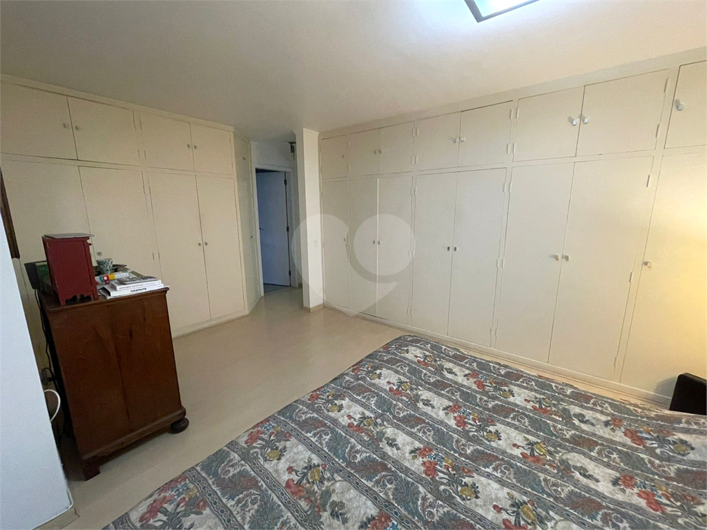 Apartamento duplex, 280 m2,  5 dormitórios , 2 suites, 4 vagas de garagem com depósito, em rua privativa em Higienópolis !!!