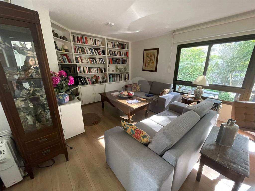 Apartamento duplex, 280 m2,  5 dormitórios , 2 suites, 4 vagas de garagem com depósito, em rua privativa em Higienópolis !!!