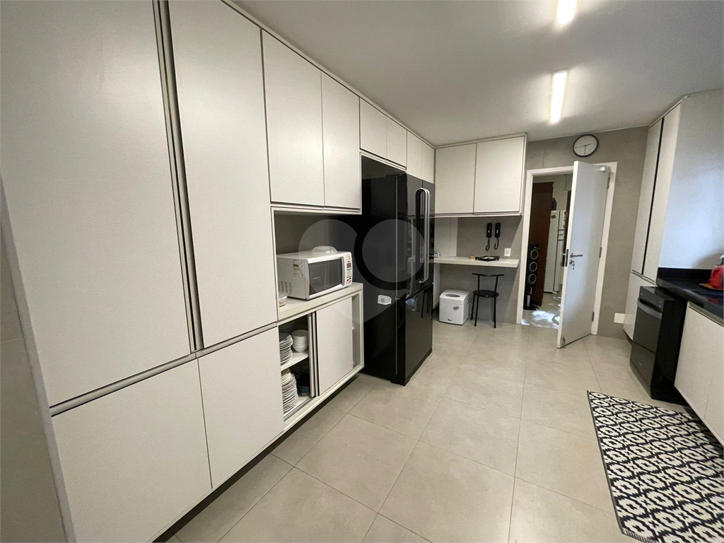 Apartamento duplex, 280 m2,  5 dormitórios , 2 suites, 4 vagas de garagem com depósito, em rua privativa em Higienópolis !!!