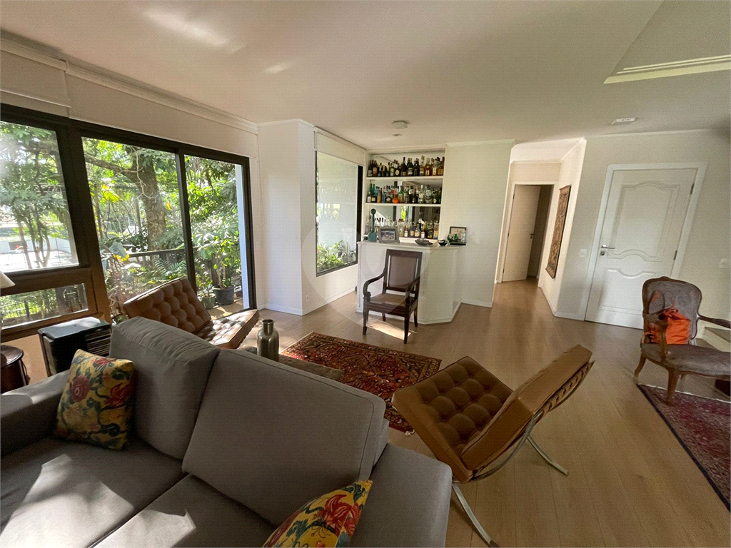 Apartamento duplex, 280 m2,  5 dormitórios , 2 suites, 4 vagas de garagem com depósito, em rua privativa em Higienópolis !!!