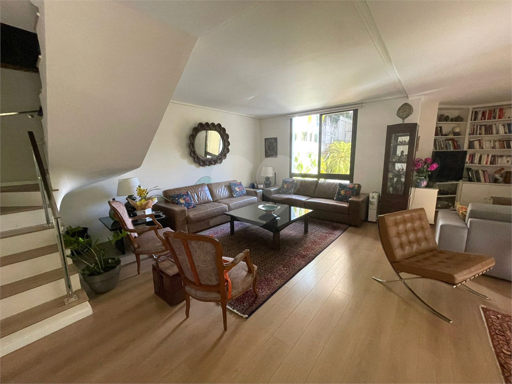 Apartamento duplex, 280 m2,  5 dormitórios , 2 suites, 4 vagas de garagem com depósito, em rua privativa em Higienópolis !!!