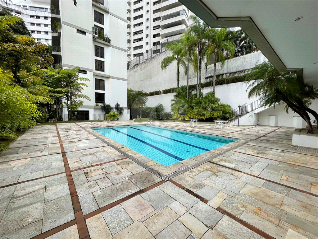 Apartamento duplex, 280 m2,  5 dormitórios , 2 suites, 4 vagas de garagem com depósito, em rua privativa em Higienópolis !!!