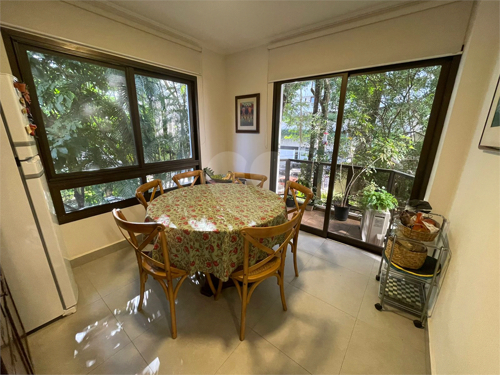Apartamento duplex, 280 m2,  5 dormitórios , 2 suites, 4 vagas de garagem com depósito, em rua privativa em Higienópolis !!!