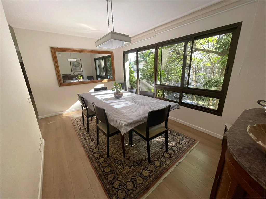 Apartamento duplex, 280 m2,  5 dormitórios , 2 suites, 4 vagas de garagem com depósito, em rua privativa em Higienópolis !!!