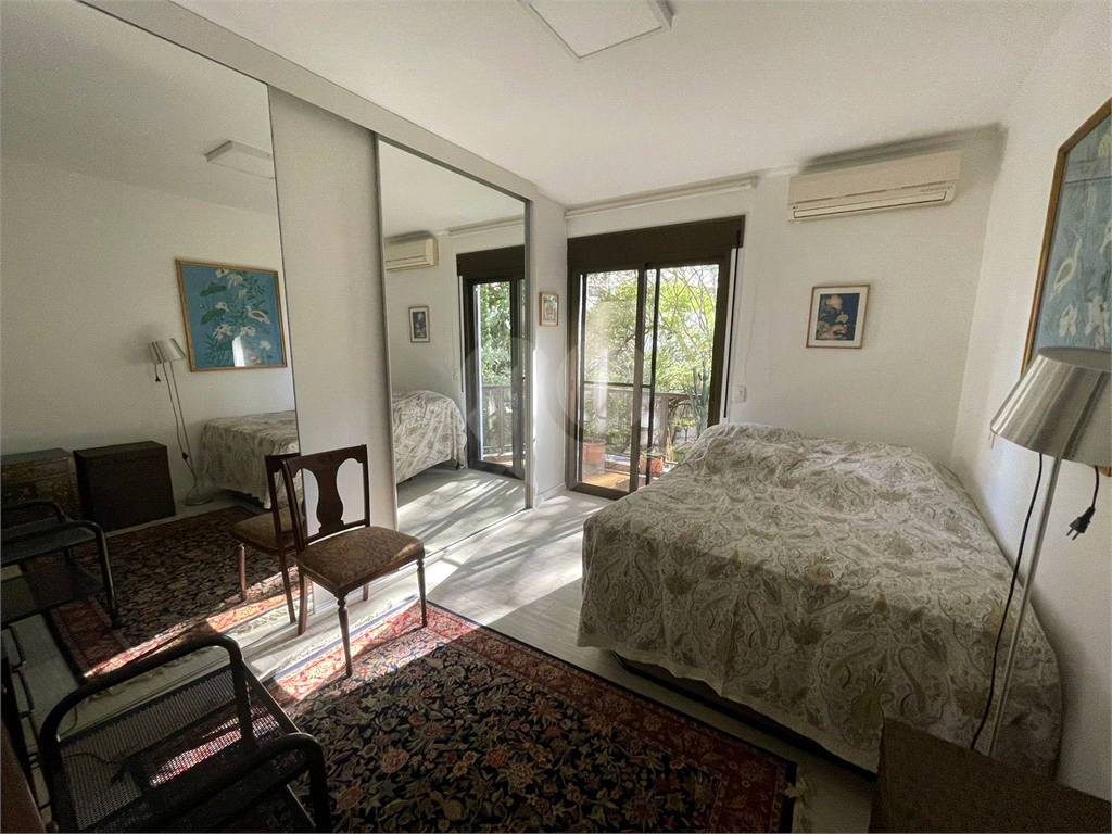 Apartamento duplex, 280 m2,  5 dormitórios , 2 suites, 4 vagas de garagem com depósito, em rua privativa em Higienópolis !!!