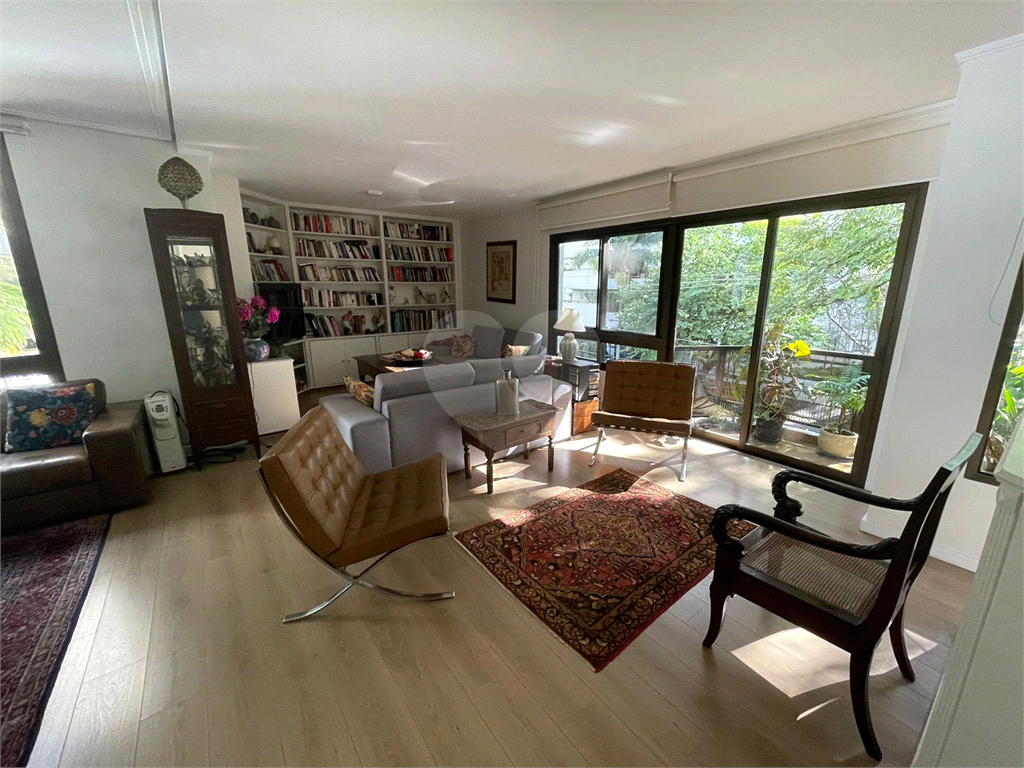Apartamento duplex, 280 m2,  5 dormitórios , 2 suites, 4 vagas de garagem com depósito, em rua privativa em Higienópolis !!!