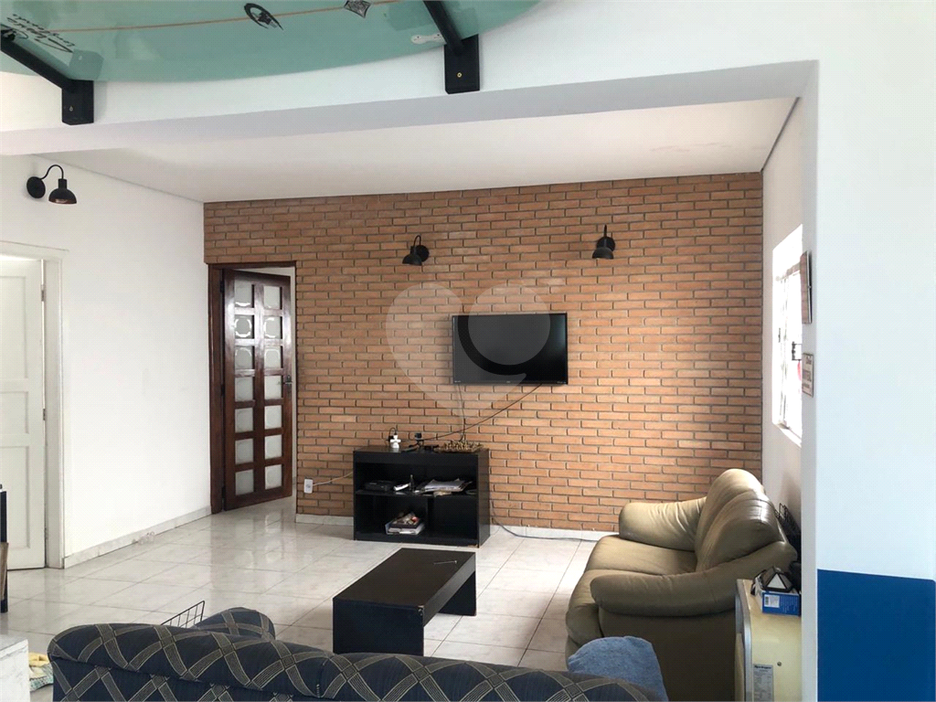 CASA TERREA PARA LOCAÇÃO COM EDICULA