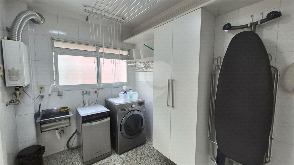 Apartamento a venda na Rua Dr. Tomas Carvalhal no bairro do Paraiso - 4 quartos sendo 3 suítes - andar alto - lazer