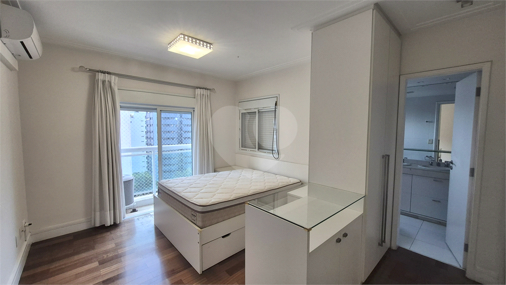 Apartamento a venda na Rua Dr. Tomas Carvalhal no bairro do Paraiso - 4 quartos sendo 3 suítes - andar alto - lazer