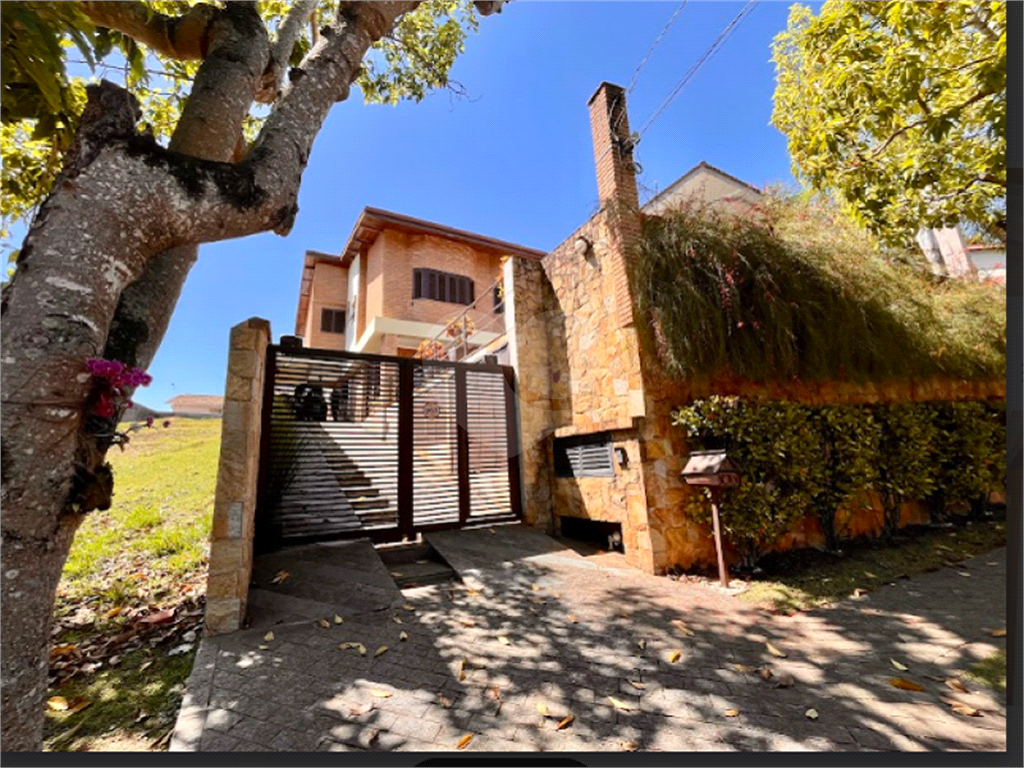 Casa na Granja Viana – Cond São Paulo II, Cotia - 4 dorm ( 3 suítes, incluindo a master com closet) - 6 vagas - piscina - espaço gourmet