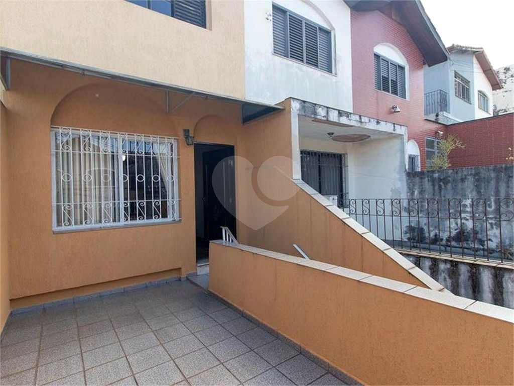 Sobrado 2 Dormitórios, Lavanderia com Banheiro, Quintal. Tucuruvi.