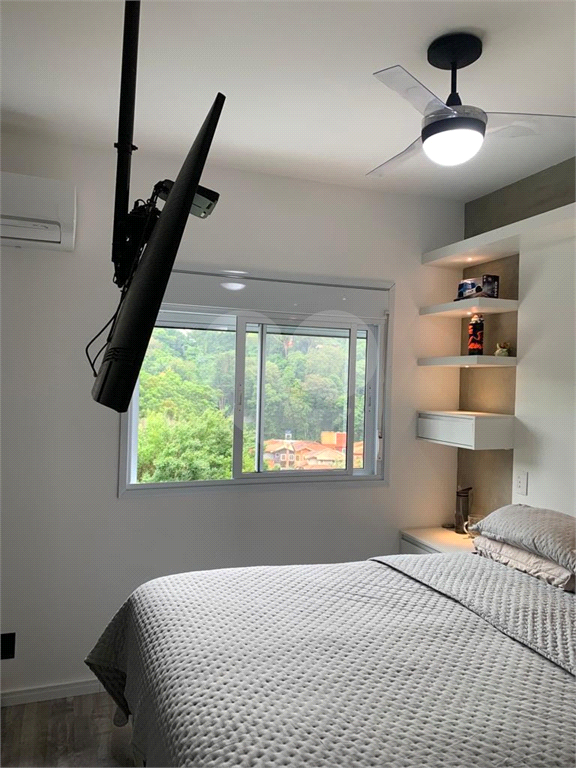 Casa mobiliada em condomínio com 2 suítes, 2 vagas , piscina 